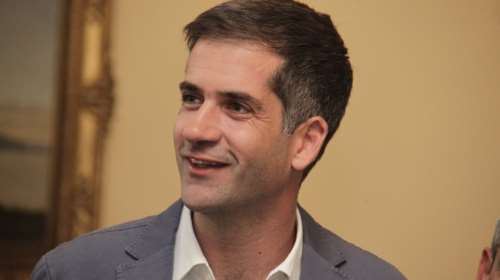 Ο Μπακογιάννης τρολάρει τον νόμο για τις συμβάσεις του Δημοσίου