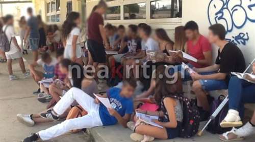 Ντροπή: Μαθητές στο Ηράκλειο κάνουν μάθημα σε παγκάκι [ΕΙΚΟΝΕΣ &amp; ΒΙΝΤΕΟ]