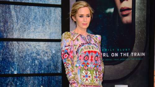 Η Εμιλι Μπλαντ με ασύλληπτη πολύχρωμη τουαλέτα Alexander McQueen