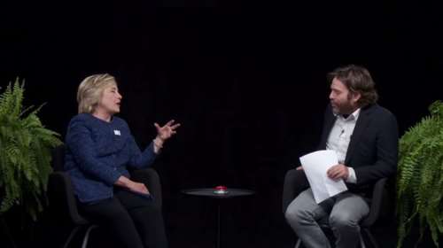 Γαλιφιανάκης εναντίον Χίλαρι ανάμεσα σε δύο γλάστρες!