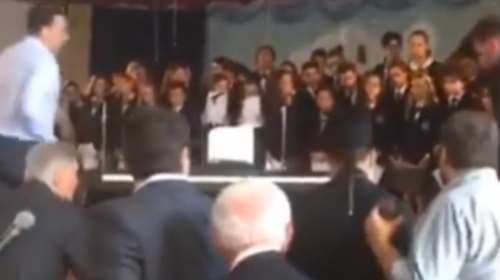 Μαθήτρια λιποθύμησε κατά τη διάρκεια ομιλίας του Τσίπρα στην Αστόρια-VIDEO