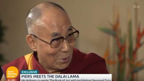 Απολαυστικός ο Δαλάι Λάμα μιμείται τον Ντόναλντ Τραμπ (Βίντεο)