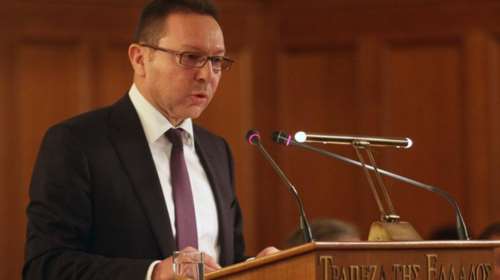 Ο Στουρνάρας βλέπει πολιτικό κίνδυνο για την οικονομία