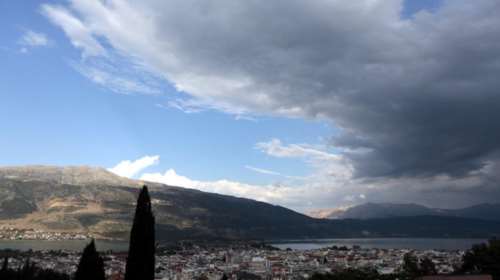 Βελτιώνεται ο καιρός, αραιές νεφώσεις το Σάββατο