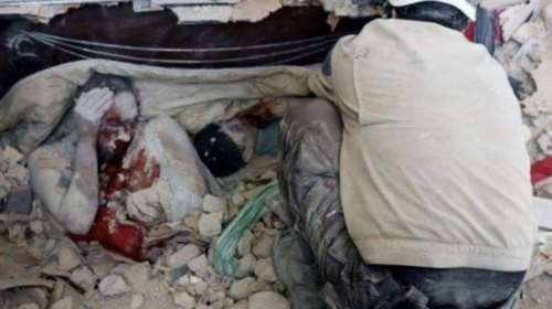 Εικόνα- γροθιά: Μάνα νεκρή αγκαλιά με τα παιδιά της