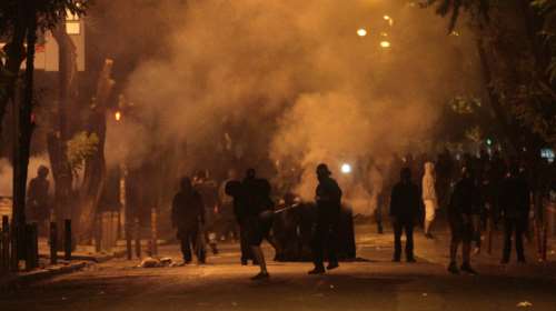 Επιδρομές με μολότοφ σε διμοιρίες των ΜΑΤ τη νύχτα