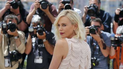 «Εγκυος» η Σαρλίζ Θερόν - Δείτε την με φουσκωμένη κοιλίτσα