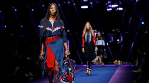 H Ναόμι Κάμπελ μόλις απέδειξε ότι παραμένει βασίλισσα της πασαρέλας