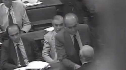 Δολοφονία Μπακογιάννη: Η ιστορική χειραψία Παπανδρέου - Μητσοτάκη (Βίντεο)