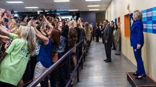 Απίστευτη μαζική selfie με την Χίλαρι Κλίντον