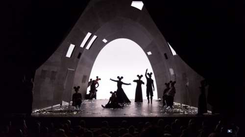 Ο Βυσσινόκηπος, ο Μίκι Μάους και ο Νίκος Καραθάνος