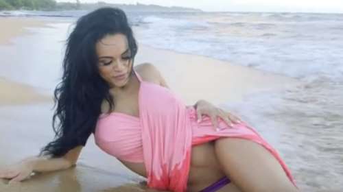Το απρόοπτο για καυτό μοντέλο σε παραλία της Χαβάης-VIDEO