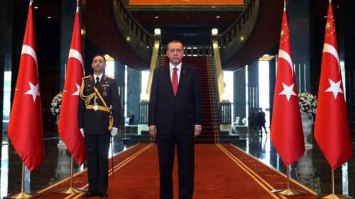 O «σουλτάνος» ξαναπαίζει το χαρτί του εθνολαϊκισμού