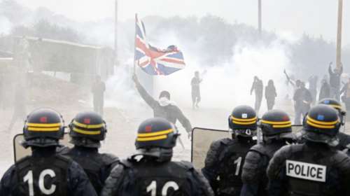 Πεδίο μάχης το Καλαί-Συγκρούσεις αστυνομικών με διαδηλωτές