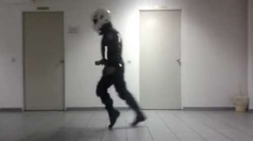 Αστυνομικός της ΔΙΑΣ χορεύει... Michael Jackson με στολή και κράνος