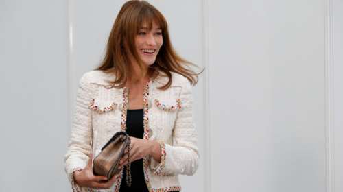 Ελαμψε στην πασαρέλα του οίκου Chanel η Κάρλα Μπρούνι