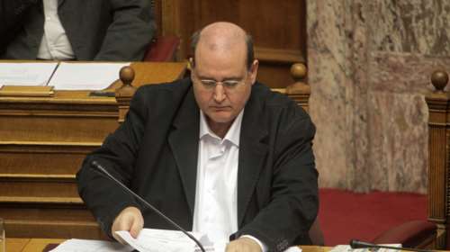 Νέα αναδίπλωση Φίλη στη Βουλή για την «ιερή» κόντρα με την εκκλησία