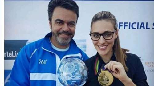 Ευτυχισμένη η Αννα Κορακάκη δείχνει το νέο μετάλλιο της