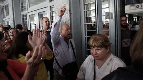 Πολιτικός σεισμός από το «κίνημα των πλειστηριασμών»