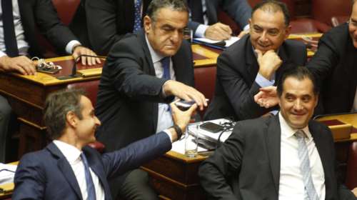 Τι έδειχνε ο Κυριάκος στο κινητό σε βουλευτές της ΝΔ-Παραμένει το μυστήριο