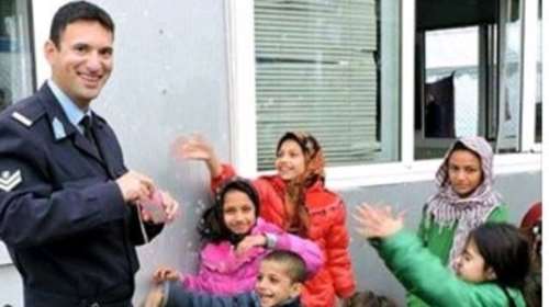 Το μήνυμα αγάπης ενός αστυνομικού για τα προσφυγόπουλα