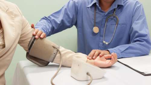Νέα έρευνα: Πώς η υπέρταση οδηγεί στην άνοια και σε ψυχικές διαταραχές