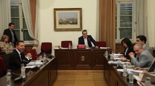 Η «κακοποίηση» του διοικητή της ΤτΕ στη Βουλή!