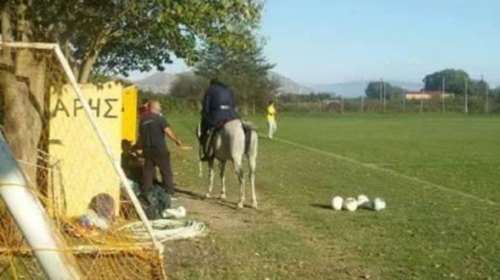 Παπάς μπουκάρει με άλογο σε γήπεδο στη Λάρισα- ΦΩΤΟ