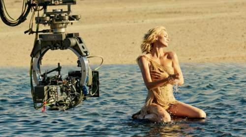 Η σύγχρονη ιέρεια Σαρλίζ Θερόν περπατά στο νερό στη νέα διαφήμιση του Dior