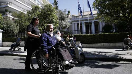 Παραμένουν για δύο ώρες έξω από το Μαξίμου οι παραπληγικοί