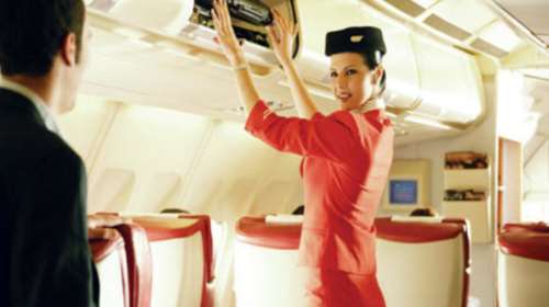 Πείραζε την αεροσυνοδό και τον πέταξαν έξω από το αεροπλάνο