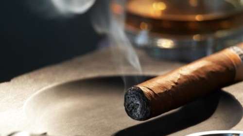 O Oμπάμα «ελευθέρωσε» τα κουβανικά πούρα και το ρούμι!