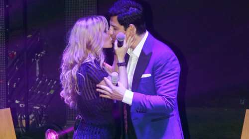 Το καυτό φιλί στο στόμα του Σάκη Ρουβά στην Πάολα επί σκηνής