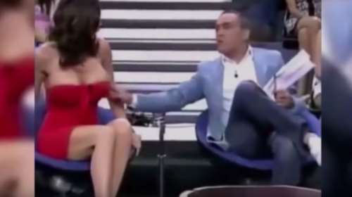 Παρουσιαστής γδύνει καλεσμένη σε live εκπομπή - αποκάλυψε το στήθος της