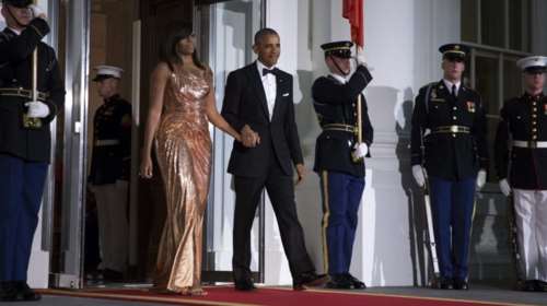 H Μισέλ Ομπάμα έλαμψε με ροζ-χρυσό Versace στο τελευταίο State Dinner