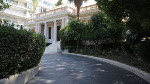 Tριπλός ανασχηματισμός σε κόμμα, υπουργεία και κυβέρνηση