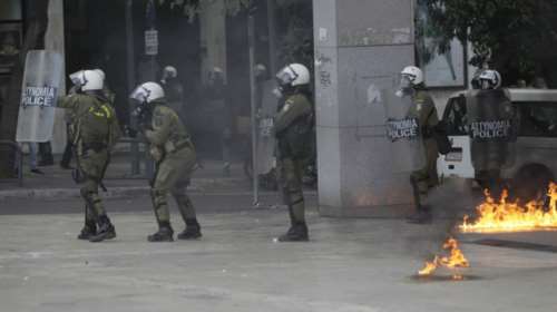 Μεγάλες πορείες, μολότοφ και επεισόδια στο Σύνταγμα