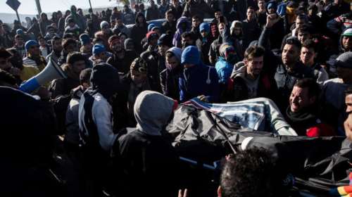 Ο θρήνος για τον νεκρό πρόσφυγα στην Ειδομένη και η περιφορά της σορού
