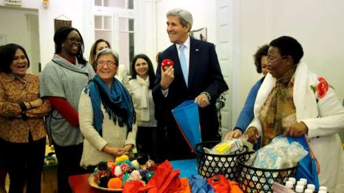 Στους πρόσφυγες η πρώτη επίσκεψη  Κέρι στην Αθήνα