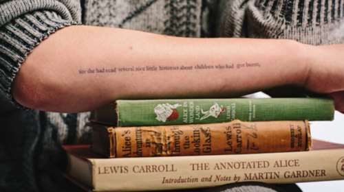 Ολόκληρη η  Αλίκη στη Χώρα των Θαυμάτων σε τατουάζ