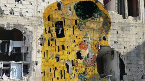 &quot;Το Φιλί&quot; του Γκούσταβ Κλιμτ σε ένα κατεστραμμένο τείχος στη Συρία