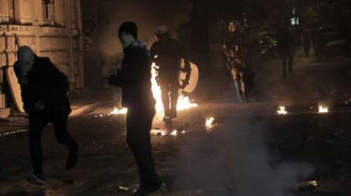 «Πόλεμος» στα Εξάρχεια: Βροχή μολότοφ και φωτοβολίδων