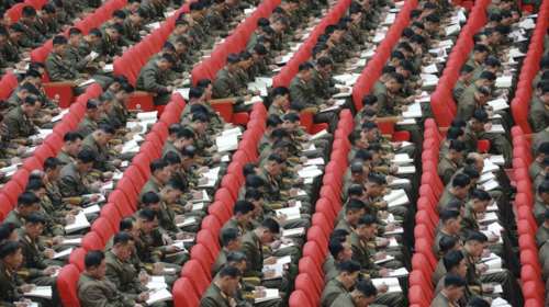 Β. Κορέα: Τόλμησαν να κοιμηθούν σε ομιλία του Κιμ Γιονγκ Ουν