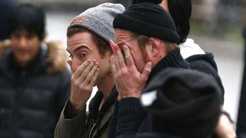 Ο θρήνος των Eagles of Death Metal μπροστά στο Bataclan