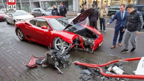 Διέλυσε τη Φεράρι πηγαίνοντας στο γάμο του