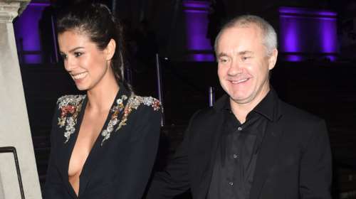 O Damien Hirst δηλώνει συνεπαρμένος από την 25χρονη σύντροφό του
