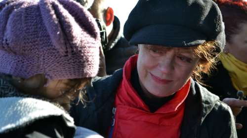 Με δάκρυα στα μάτια σώζει προσφυγόπουλα στη Λέσβο η Σούζαν Σάραντον