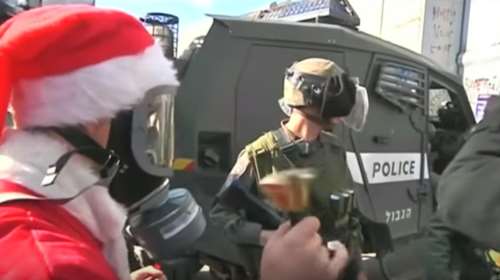 Παλαιστινοι ντυμένοι Άγιοι Βασίληδες συγκρούονται με ισραηλινές δυνάμεις