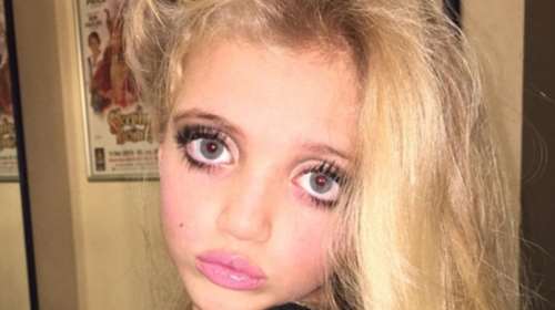 Οργή για τη μητέρα που αφήνει την 8χρονη κόρη της να ποζάρει ως ενήλικη