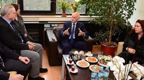 Δίπλα στους δημοσιογράφους της Cumhuriyet ο Παπανδρέου